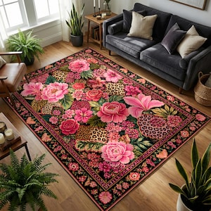 Könnte beinhalten: Ein großer rechteckiger Teppich mit schwarzem Hintergrund und einem lebendigen Blumenmuster. Der Teppich zeigt große rosa Blüten, Leopardenmuster-Akzente und einen detaillierten Rand. Er liegt auf einem Holzboden in einem Wohnzimmer.