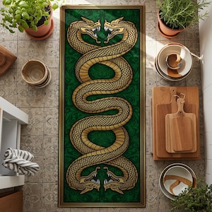 Könnte beinhalten: Ein rechteckiger, grün-goldener Dekorations-Teppich mit zwei ineinander verschlungenen goldenen Schlangen. Die Schlangen blicken sich an. Der Teppich hat einen goldenen Rand und einen grünen Hintergrund mit floralem Muster.