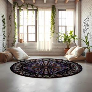 K&ouml;nnte beinhalten: Ein runder Teppich mit einem Buntglasfenster-Design in Blau-, Rot- und Gr&uuml;nt&ouml;nen. Der Teppich liegt auf einem wei&szlig;en Boden in einem Raum mit gro&szlig;en Fenstern und Pflanzen. Der Durchmesser des Teppichs betr&auml;gt ca. 152 cm.