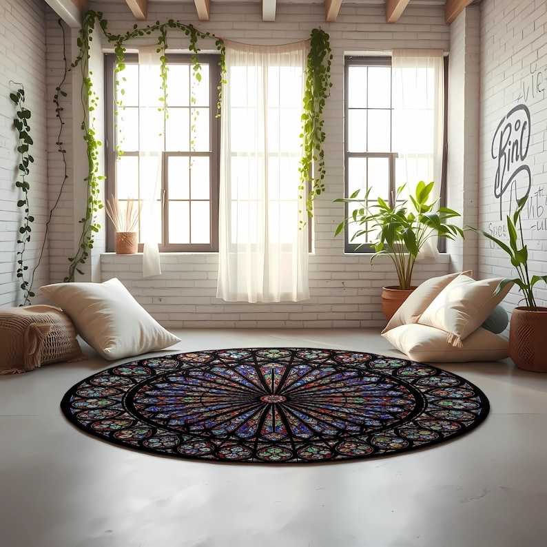 K&ouml;nnte beinhalten: Ein runder Teppich mit einem Buntglasfenster-Design in Blau-, Rot- und Gr&uuml;nt&ouml;nen. Der Teppich liegt auf einem wei&szlig;en Boden in einem Raum mit gro&szlig;en Fenstern und Pflanzen. Der Durchmesser des Teppichs betr&auml;gt ca. 152 cm.