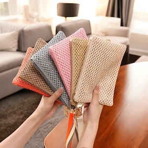 Cartera de mano de paja para mujer: monedero tejido con correa para la muñeca, bolso playero de verano para teléfono, dinero y artículos esenciales.