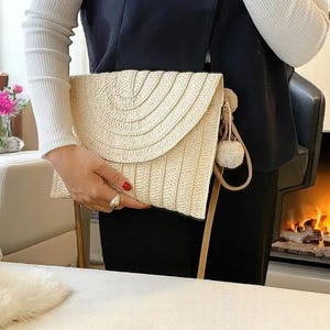 Handgemachte gewebte Umhängetasche aus Stroh - Kleine Umschlag-Sommer-Schulter-Geldbörse mit niedlichem Haarball, Strand-Clutch für Mädchen