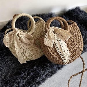 Sac demi-rond en paille fait main en rotin - Messager d'été à bandoulière pour femme, petit sac à main de plage pour fille, élégant et chic.