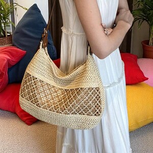 Handgefertigte große Strohumhängetasche - Gewebte Häkelarbeit-Sommer-Strandtasche mit aushöhlendem Design und Unterarmpassung