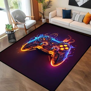 Puede incluir: Alfombra rectangular con un diseño vibrante de mando de videojuegos. El mando se representa en tonos azules, naranjas y morados sobre un fondo oscuro. Adecuada para una sala de estar o sala de juegos, esta alfombra mide aproximadamente 200 cm x 140 cm.