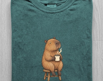 Koszulka Comfort Colors We Sip At Dawn, Zabawna koszulka z kapibarą, Uroczy T-shirt z kapibarą, Prezent dla miłośnika kawy, Koszulka z relaksującym memem w stylu vintage