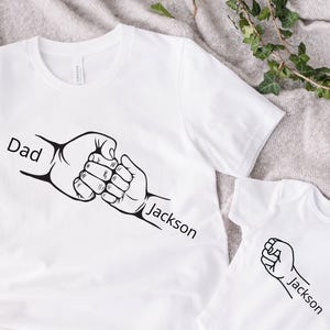 Benutzerdefinierte Fist Bump Dad Shirt, Papa Shirt mit Kindernamen, Vatertagsgeschenk, neuer Papa Shirt, neuer Papa Geschenk, personalisiertes Opa Shirt
