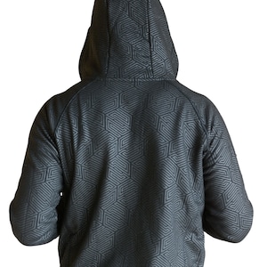 Könnte beinhalten: Schwarzer Kapuzenpullover mit geometrischem Muster.