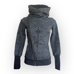 Könnte beinhalten: Eine dunkelgraue Reißverschlussjacke mit geometrischem Muster und einem hohen Kragen.