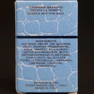 Puede incluir: Caja rectangular peque&ntilde;a con exterior azul claro estampado. La caja tiene texto en italiano e ingl&eacute;s, incluyendo "SAMPLE NOT FOR SALE" y una lista de ingredientes. Fabricado en Italia.