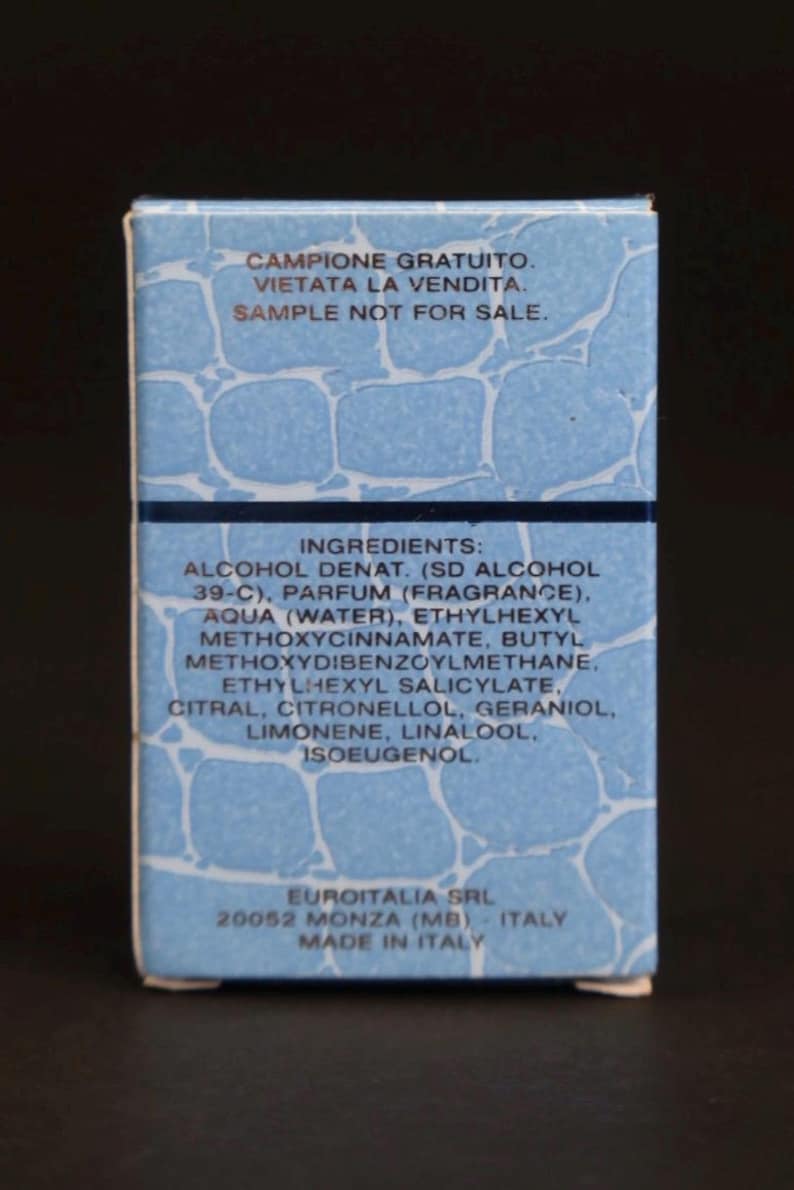 Puede incluir: Caja rectangular peque&ntilde;a con exterior azul claro estampado. La caja tiene texto en italiano e ingl&eacute;s, incluyendo "SAMPLE NOT FOR SALE" y una lista de ingredientes. Fabricado en Italia.