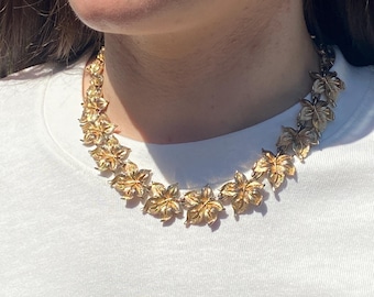 Collana vintage a forma di foglia color oro