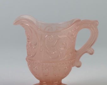 Piccola brocca in vetro opalino rosa vintage