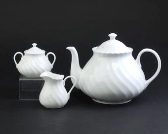 3-teiliges Porzellan-Teeservice – Teekanne – Zuckerdose – Milchkännchen – Wedgwood – Kerzenlicht
