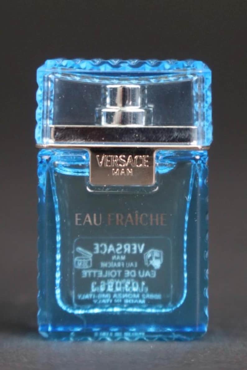 Puede incluir: Un juego de tres tazas de cer&aacute;mica con un acabado moteado y mate. Las tazas son de color crema, gris claro y gris oscuro. Cada taza tiene un dise&ntilde;o simple y minimalista y un asa redondeada.