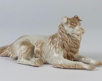 Statuetta di cane in porcellana tedesca d'epoca - Collie sdraiato