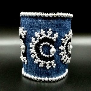 Handgemaakte denimarmband, denim manchetarmbanden, geüpcycled jeanssieraden, bohotextiel manchet, milieuvriendelijke statementarmband, jeanarmband