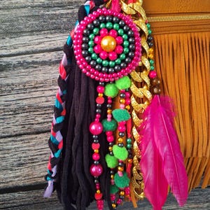 Bolso con flecos largos, bolso con borlas, dije de borla rosa fuerte, bolso bohemio, borla hippie, borla larga, dije elegante para bolso, dije para bolso con cuerda, dije para bolso
