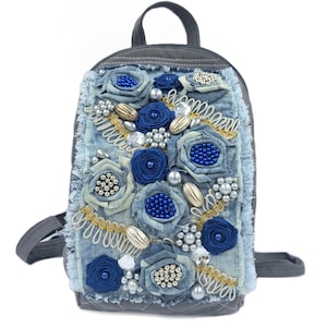 Bestickter Recycled Denim Rucksack: Jeansrucksack mit Rosen