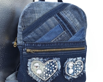 Geborduurde rugzak van gerecyclede denim: patchwork blauwe jeansrugzak