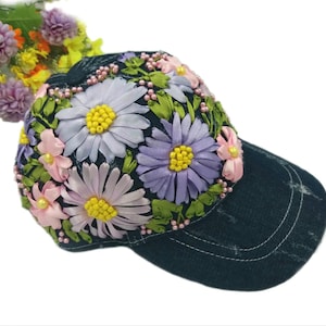 Handgestickte florale Baseballkappe: Denim Wildblumen Design