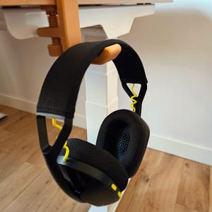 Headphone Desk Hanger – Clamp-On Headset Holder for Desks Universal Compatibility Designed to securely attach to desk edges Gift for Gamers