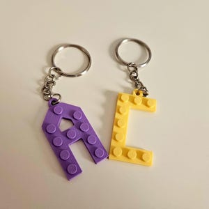 Llavero personalizado con letra de ladrillo LEGO: ¡Un accesorio divertido y personalizado! Letra y color personalizables, ideal para regalar y para cumpleaños.
