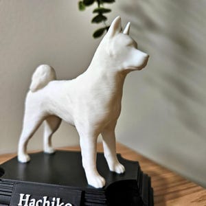 American Akita Dog - The Perfect Gift for Dog Lovers – With Customizable Name Stand / Dog Lovers / Gift for him / Gift for her / Statue