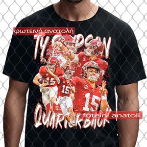 Könnte beinhalten: Schwarzes T-Shirt mit einer Collage eines Footballspielers in roter Uniform, Nummer 15. Das Shirt zeigt den weißen Text "TY SIMPSON QUARTERBACK" und den griechischen Text "φωτεινή ανατολή".