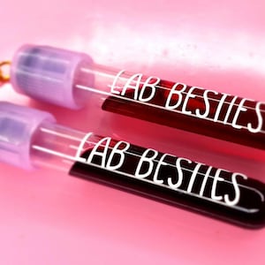 Sleutelhangerset met bloedbuisjes, gepersonaliseerd cadeau voor collega's met een laboratoriumthema, 2 gepersonaliseerde sleutelhangers met hematologie-thema, cadeau voor flebotomie- en venapunctie-liefhebbers.