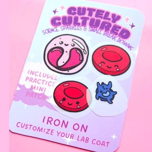 Könnte beinhalten: Eine rechteckige Karte mit dem Text CUTELY CULTURED, SCIENCE, SPARKLES & SMALL BREAK DOWNS, INCLUDES PRACTICE MINI PATCH und IRON ON CUSTOMIZE YOUR LAB COAT. Die Karte zeigt vier Zeichentrick-Zellillustrationen mit Gesichtern.