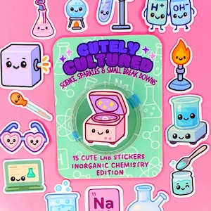 Könnte beinhalten: Ein Set aus 15 anorganischen Chemie-Aufklebern mit niedlichen, anthropomorphen Laborgeräten und Wissenschaftssymbolen. Die zentrale Verpackung zeigt den Text Cutely Cultured, Science, Sparkles & Small Break Downs und 15 Cute Lab Stickers Inorganic Chemistry Edition.