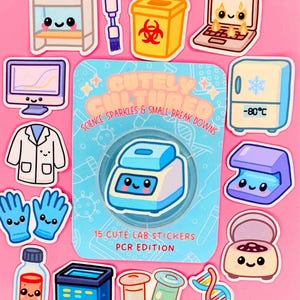 Pode incluir: Uma coleção de quinze adesivos recortados com desenhos de equipamentos de laboratório com rostos, incluindo uma centrífuga, jaleco, luvas e uma fita de DNA. O cartão central exibe o texto CUTELY CULTURED SCIENCE, SPARKLES & SMALL BREAK DOWNS e 15 CUTE LAB STICKERS PCR EDITION.