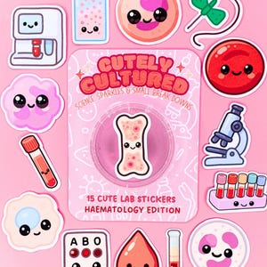 Könnte beinhalten: Eine Sammlung von 15 gestanzten Aufklebern mit Labor- und Hämatologie-Motiven im Cartoon-Stil mit lächelnden Gesichtern. Die zentrale Verpackung zeigt den Text CUTELY CULTURED SCIENCE, SPARKLES & SMALL BREAK DOWNS 15 CUTE LAB STICKERS HAEMATOLOGY EDITION.