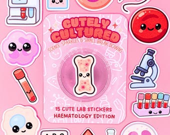 Può includere: Una collezione di 15 adesivi fustellati con temi di laboratorio ed ematologia in stile cartone animato con facce sorridenti. La confezione centrale mostra il testo CUTELY CULTURED SCIENCE, SPARKLES & SMALL BREAK DOWNS 15 CUTE LAB STICKERS HAEMATOLOGY EDITION.