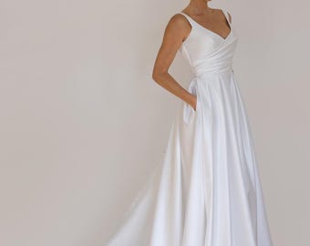 Satijnen trouwjurk | Trouwjurk met V-hals | Trouwjurk met open achterkant | Trouwjurk met zak | Moderne trouwjurk | Moderne bruid