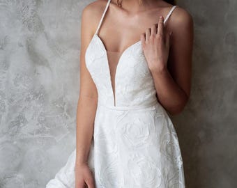 Etherische bloemen boho bruidsjurk, eenvoudige trouwjurk, A-lijn trouwjurk, trouwjurk met zijsplit, moderne trouwjurk met diepe decolleté