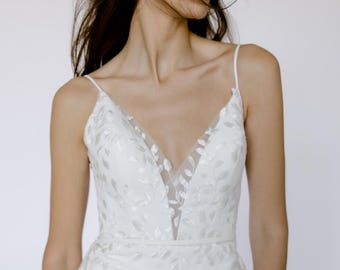 Crêpe trouwjurk, V-hals bruidsjurk, kanten trouwjurk, trouwjurk met overrok, spaghettibandjes trouwjurk, moderne bruid