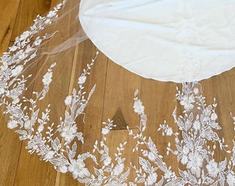 Véu de Noiva com Flores | Véu com Acabamento em Renda | Véu de Noiva na Altura dos Ombros | Véu com Detalhe em Flores | Véu com Apliques | Véu de Renda com Flores