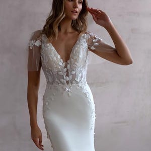 Vestido de noiva moderno | Vestido de noiva de cetim | Vestido de noiva com mangas de fora | Vestido de noiva com espartilho | Vestido de noiva de cetim sem mangas