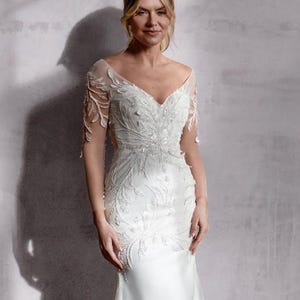 Vestido de noiva moderno | Vestido de noiva de cetim | Vestido de noiva com mangas de fora | Vestido de noiva com espartilho | Vestido de noiva de cetim sem mangas