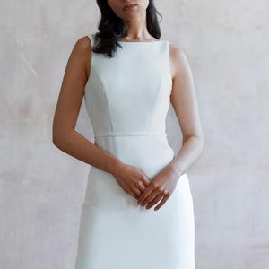 Vestido de noiva moderno | Vestido de noiva de cetim | Vestido de noiva com mangas de fora | Vestido de noiva com espartilho | Vestido de noiva de cetim sem mangas