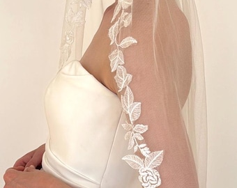 Véu com borda floral | Véu na ponta dos dedos | Véu com acabamento floral | Véu na altura do quadril | Véu com apliques florais | Véu de flores moderno | Véu de flores