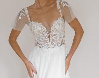 Vestido de noiva com renda floral | Vestido de noiva com espartilho | Vestido de noiva com corte A | Vestido de noiva com flores | Vestido com mangas esvoaçantes | Vestido de noiva estilo boho