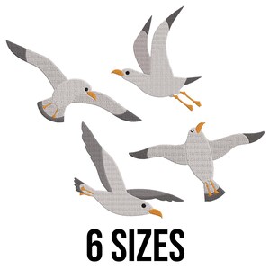 Peut inclure: Quatre illustrations stylisées de mouettes en vol, avec des plumes grises et blanches, des bouts d'ailes noirs et des becs et pattes jaunes. Le texte "6 SIZES" est affiché en gras, en noir, au bas de l'image.