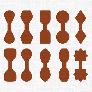 Może przedstawiać: Zbiór dziesięciu brązowych, abstrakcyjnych kształtów o różnych wzorach górnych i dolnych. Kształty obejmują kroplę, sześciokąt, prostokąt, okrąg i romb, między innymi. Kształty są ułożone w dwóch rzędach po pięć na białym, teksturowanym tle.
