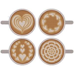 Peut inclure: Quatre tasses en céramique blanche avec du café brun et différents motifs de latte art. Les motifs comprennent un cœur, une couronne, une fleur et une rangée de cœurs.