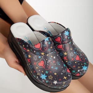Women&#39;s Orthopedic Nurse Clogs Comfortable Non-Slip Ideal for Hospital Clinic Use