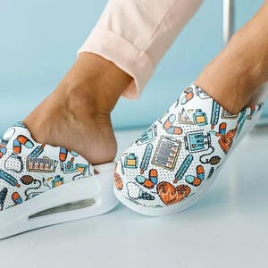 2025 Summer Women&#39;s Orthopedic Nurse Clogs Comfortable Non-Slip Ideal for Hospital Doctor Slipper
