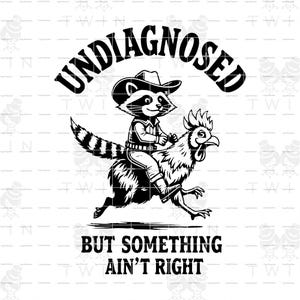 Peut inclure: Graphique en noir et blanc d'un raton laveur portant un chapeau de cowboy chevauchant une poule. Le texte "UNDIAGNOSED" est au-dessus, et "BUT SOMETHING AIN'T RIGHT" en dessous. Idéal pour vêtements et accessoires.